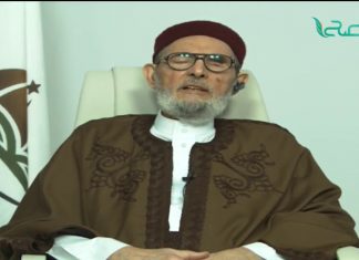 الشيخ د.الصادق الغرياني – التخلص من الأوراق التي فيها آيات قرآنية يكون بتقطيعها بحيث لا تحوي كلمة كاملة أو بحرقها