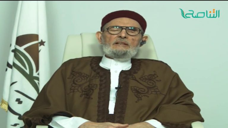 الشيخ د.الصادق الغرياني – التخلص من الأوراق التي فيها آيات قرآنية يكون بتقطيعها بحيث لا تحوي كلمة كاملة أو بحرقها