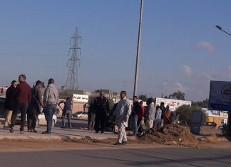 أعمال تنظيف لشوارع منطقتي اقزير وكرزاز في مدينة مصراته من قبل متطوعين من شباب المناطق استعدادا للذكرى السابعة لثورة فبراير