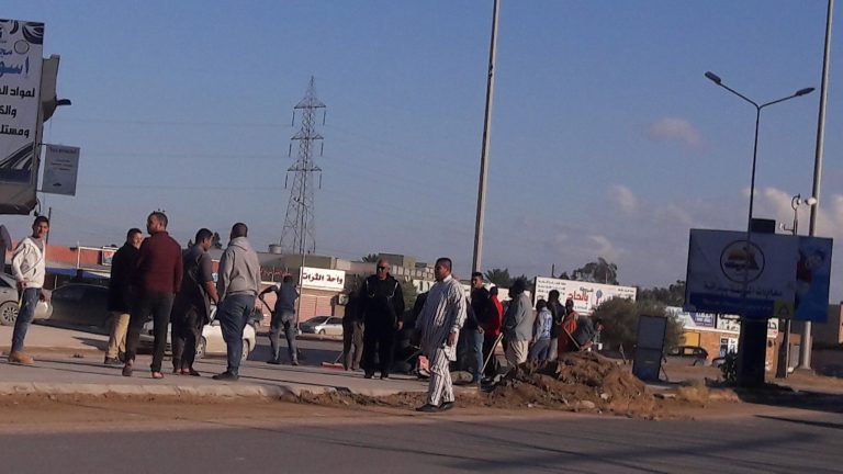 أعمال تنظيف لشوارع منطقتي اقزير وكرزاز في مدينة مصراته من قبل متطوعين من شباب المناطق استعدادا للذكرى السابعة لثورة فبراير