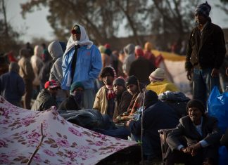 وفاة أكثر من 30 مهاجراً بحادث انقلاب شاحنة قرب بني وليد