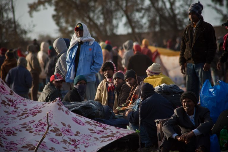 وفاة أكثر من 30 مهاجراً بحادث انقلاب شاحنة قرب بني وليد