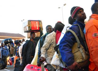 رويترز: مهربون يحتجزون مهاجرين ناجين بعد غرق قاربهم قبالة ليبيا