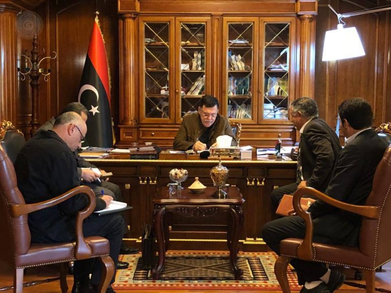 السراج يجتمع مع عميد مصراتة وملف عودة “تاورغاء” على طاولة النقاش