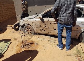 مشاهد من آثار القصف “مجهول الهوية” على منزل في مدينة أوباري