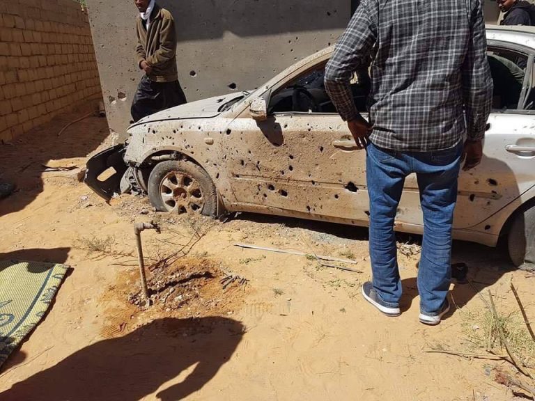 مشاهد من آثار القصف “مجهول الهوية” على منزل في مدينة أوباري