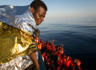 في ثلاث عمليات خلال يوم واحد.. البحرية الليبية تنقذ 335 مهاجرا بينهم نساء وأطفال