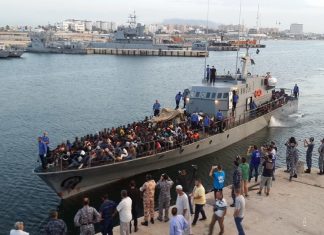 البحرية الليبية: إنقاذ مهاجرين غير قانونين قبالة سواحل أبوكماش بينهم نساء وأطفال