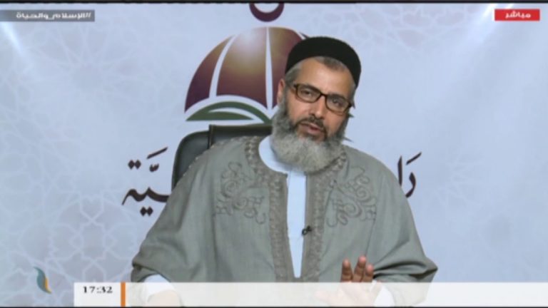 الشيخ محمد أبوعجيلة – لا بأس بإعطاء الإمام أجرة لإمامته بالناس في الصلاة المفروضة