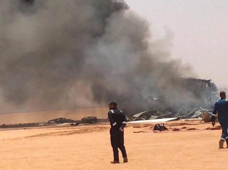 مصرع ثلاثة طيارين في سقوط طائرة شحن عسكرية بحقل الشرارة النفطي