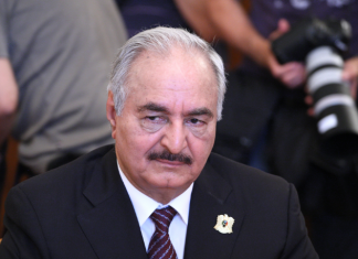 موقع بريطاني يكشف عن آخر تطورات حالة حفتر الصحية