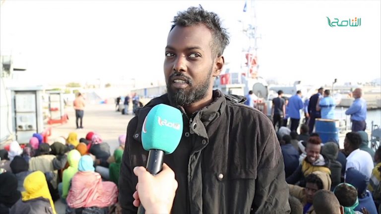 بالفيديو … جمال بشير شاب صومالي خرج من بيته قاصدا أوروبا لإيجاد ملاذ آمن يوفر له الحياة الكريمة التي حلم بها. فجأة توقف الحلم في أعالي البحار تتقاذفه الأمواج العاتية إلى أن حط به في أحد قوارب النجاة للبحرية الليبية. نتابع