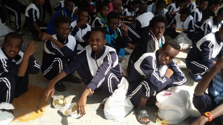 مكافحة الهجرة طرابلس يستلم 98 مهاجرا من مركز إيواء زوارة