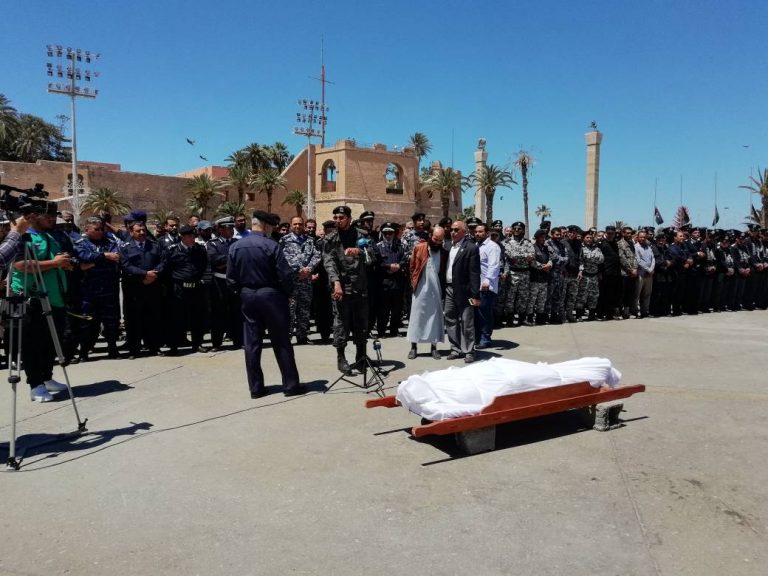 أهالي العاصمة يؤدون صلاة الجنازة على شهداء انفجار المفوضية