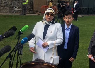 فاطمة بودشار وابنها عبد الرحيم بالحاج أمام البرلمان البريطاني بعد سماعهما بيان المدعي العام البريطاني جيريمي رايت الذي قدم من خلاله الاعتذار الرسمي للحكومة البريطانية لها ولزوجها المعارض السابق عبد الحكيم بلحاج