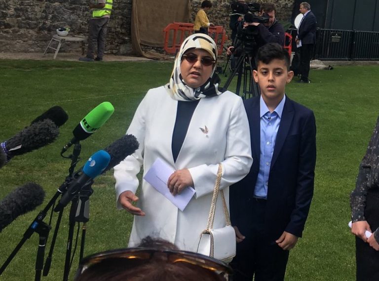 فاطمة بودشار وابنها عبد الرحيم بالحاج أمام البرلمان البريطاني بعد سماعهما بيان المدعي العام البريطاني جيريمي رايت الذي قدم من خلاله الاعتذار الرسمي للحكومة البريطانية لها ولزوجها المعارض السابق عبد الحكيم بلحاج