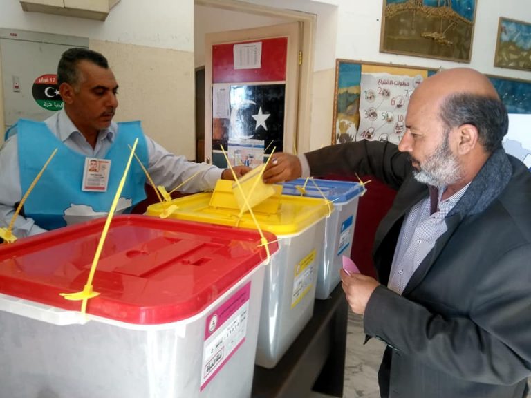 أهالي الزاوية يدلون بأصواتهم في انتخابات مجلسهم البلدي