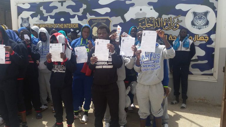 مغادرة 38 مهاجراً طوعياً من مطار معيتيقة إلى بلادهم