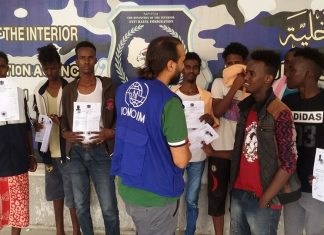 مكافحة الهجرة: تسليم وثائق مؤقتة لعدد من المهاجرين استعدادا لترحليهم