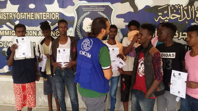 مكافحة الهجرة: تسليم وثائق مؤقتة لعدد من المهاجرين استعدادا لترحليهم