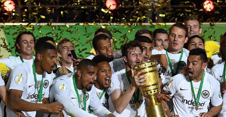 أينترخت فرانكفورت يفاجئ بايرن ميونخ و ينتزع منه لقب كأس ألمانيا