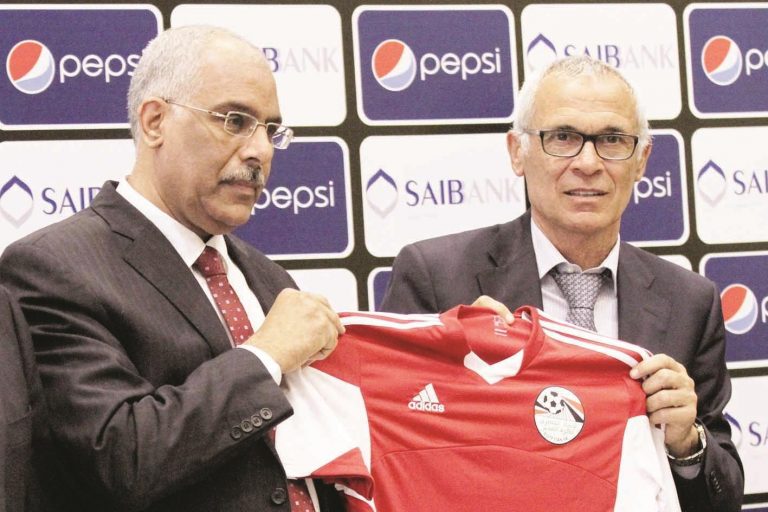 الإتحاد المصري لكرة القدم يستعد لتمديد عقد مدرب المنتخب هيكتوركوبر