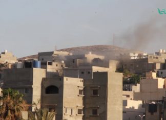 حصري .. فيديو يوضح تصاعد الأدخنة من داخل الأحياء السكينة جراء القصف الجوي لطائرات “الكرامة” على مدينة درنة