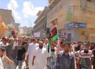 حصري عدسة التناصح ترصد جانبا من المظاهرة التي نظمت بعد صلاة الجمعة في مدينة درنة تنديدا بالحصار على المدينة