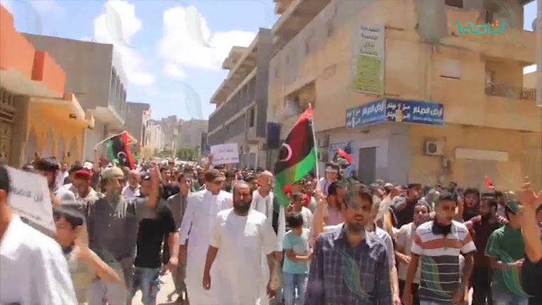 حصري عدسة التناصح ترصد جانبا من المظاهرة التي نظمت بعد صلاة الجمعة في مدينة درنة تنديدا بالحصار على المدينة