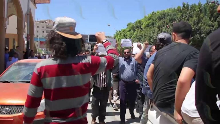 بالفيديو..أهالي درنة يشيعون عنصرا بشورى المدينة قضى بقصف طائرة إماراتية