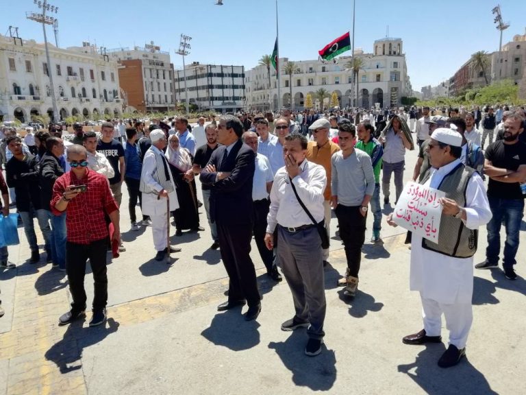 بعض الصور من ميدان الشهداء بطرابلس للاستعداد لصلاة الجنازة على شهداء الواجب في التفجير الإجرامي