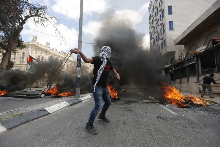 فلسطين: اندلاع مواجهات بين الفلسطينيين وقوات الاحتلال الصهيوني