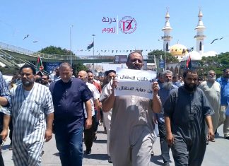 العشرات من أهالي مدينة درنة يستنكرون في مظاهرة لهم عقب صلاة الجمعة استمرار العمليات العسكرية والقصف العشوائي وحصار المدينة