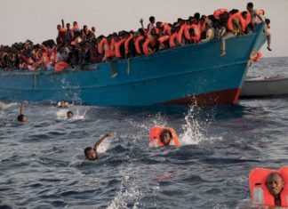 أيوب قاسم: المنظمات المتمركزة في عرض البحر تسترزق من وراء معاناة المهاجرين.