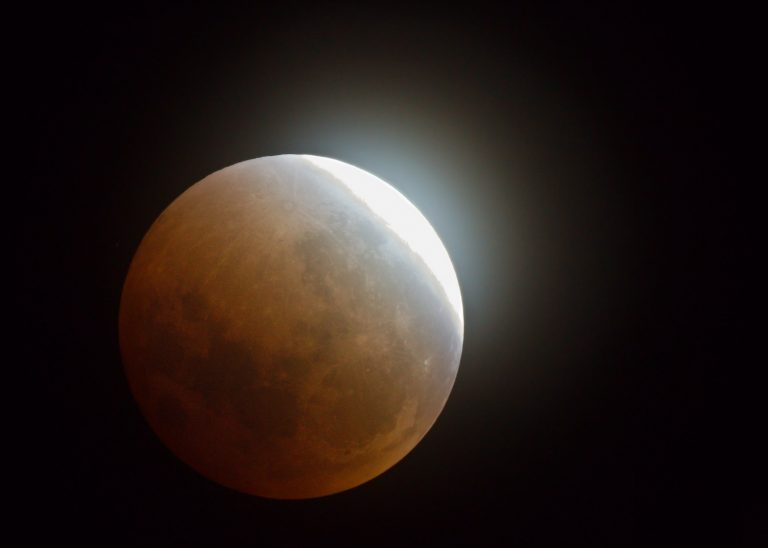 سماء ليبيا تشهد بعد قليل أطول خسوف كلي للقمر منذ 100 عام