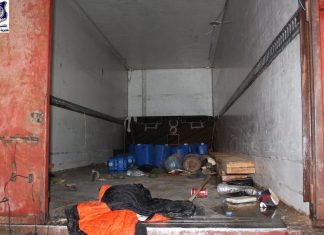 زوارة: وفاة 8 مهاجرين وإنقاذ 90 آخرون في حادث اختناق بشاحنة تهريب