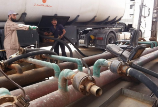 البريقة تؤكد استمرار تفريغ إمدادات البنزين والغاز بموانئ طرابلس
