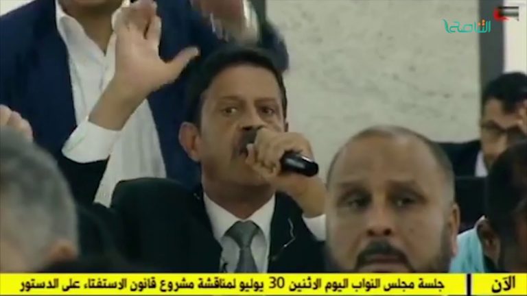 تقرير – البرلمان يعلق جلسة التصويت على قانون الاستفتاء