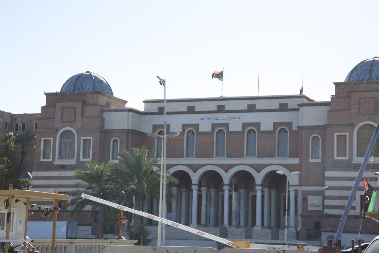 المركزي: إجمالي الودائع لدى المصارف التجارية بلغ 96.5 مليار دينار