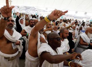 الحجاج يواصلون رمي الجمرات في مشعر منى