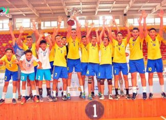 توج فريق نادي الجزيرة بكأس ليبيا للكرة الطائرة تحت 17 عاما بتغلبه على نظيره الأهلى بنغازى بثلاثة أشواط مقابل شوطين فى المباراة النهائية التى جمعت بينهما بقاعة مصراتة للألعاب الرياضية .