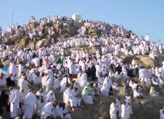 أكثر من مليوني حاج يقفون على صعيد عرفات