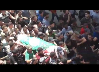 شاهد : تشييع جثماني مواطنين فلسطينيين استشهدا صباحا جرّاء قصف المدفعية الصهيونية لموقع تابع لحركة “حماس” بقرية عسقلان شمال قطاع غزة