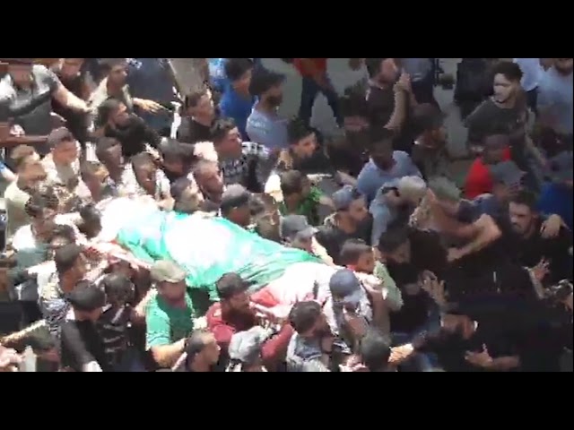 شاهد : تشييع جثماني مواطنين فلسطينيين استشهدا صباحا جرّاء قصف المدفعية الصهيونية لموقع تابع لحركة “حماس” بقرية  عسقلان شمال قطاع غزة