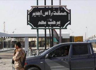 معتصمون يواصلون إغلاق طريق بن قردان -رأس جدير الحدودي