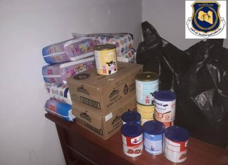 توزيع مساعدات غذائية للأطفال لمركز إيواء للمهاجرين غير الشرعيين