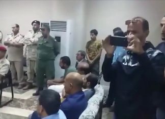 فيديو متداول لمسؤول في سجن قرنادة التابع لحفتر يعطي وعودا لمليشيا أولياء الدم الغير منضوية لأي جهة شرعية بأنه سيمنع الزيارات عن السجناء ويتوعد بعدم التفاوض.