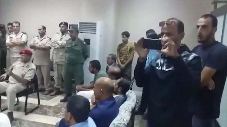 فيديو متداول لمسؤول في سجن قرنادة التابع لحفتر يعطي وعودا لمليشيا أولياء الدم الغير منضوية لأي جهة شرعية بأنه سيمنع الزيارات عن السجناء ويتوعد بعدم التفاوض.