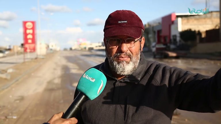 مواطن يشتكي سوء الأحوال المعيشية، ويتحدث بلسان حال المواطنين