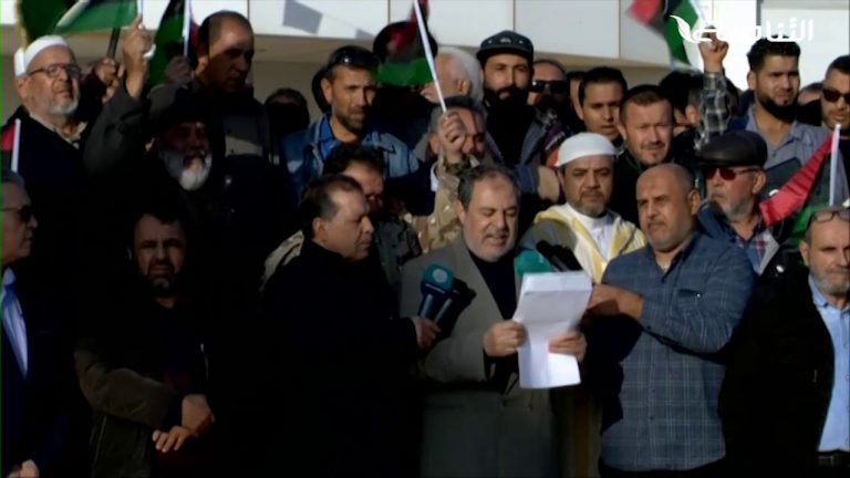 ضمن ماجاء في بيان مدينة مصراتة : ندعو جميع الليبيين إلى الوقوف صفا واحدا ضد العملاء والخونة وفي مقدمتهم المتمرد حفتر